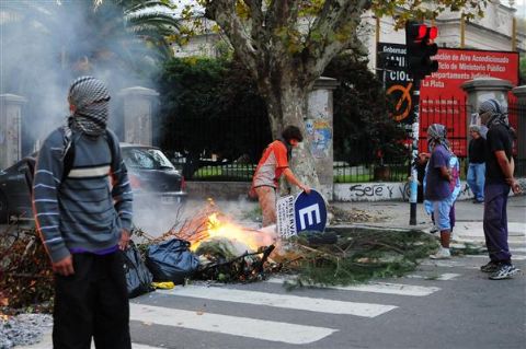 Tiempos turbulentos. Un episodio de �ndole judicial, derivado de un conflicto sindical, incluy� la participaci�n de Quebracho en protestas callejeras 