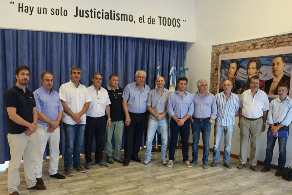 El intendente de San Antonio de Areco, Francisco Durañona, participó de la reunión de intendentes peronistas del interior realizada en Alberti, donde se buscó “fijar una posición común sobre la llamada Ley de Responsabilidad Fiscal que la gobernadora Vidal pretende hacer adherir a los municipios bonaerenses, sin haber generado ningún tipo de trabajo dialogado y consensuado”, afirmó.