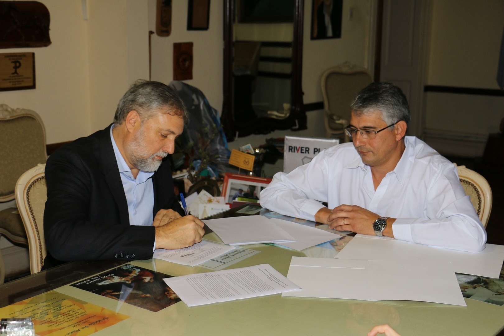 El rector de la UNSAdA, Jerónimo Ainchil, y el intendente del municipio de San Andrés de Giles, Carlos Puglelli, firmaron un convenio marco mediante el cual la Universidad estudiará el impacto del uso de agroquímicos en esa localidad, a lo largo de tres etapas: Diagnóstico, Identificación de impactos ambientales y Elaboración de un plan de gestión ambiental.
