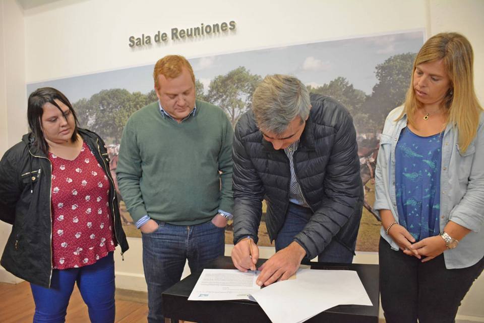 Este miércoles, el Intendente Francisco Durañona firmó el decreto que establece la tarifa limpia en la boleta del servicio eléctrico, un descuento del 30 por ciento en las tasas municipales a los vecinos que se adhieran al débito automático y el inicio de una nueva moratoria para quienes tengan deudas con el municipio.