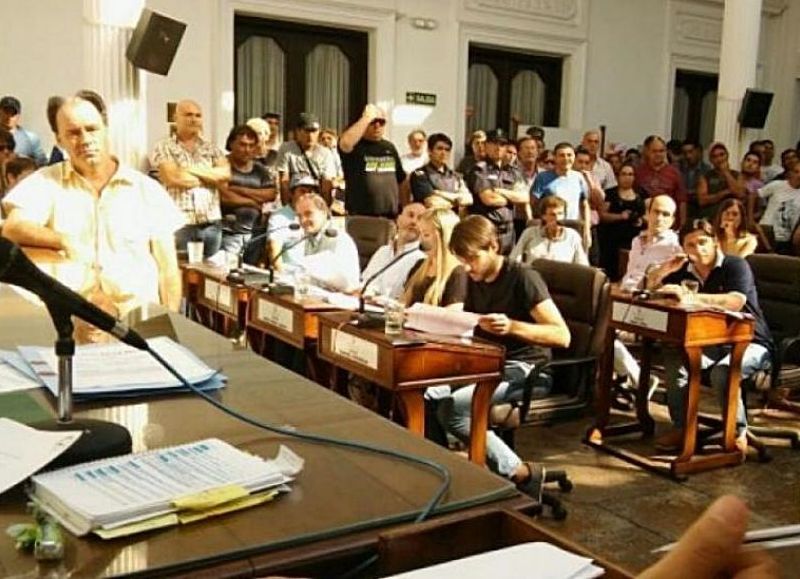 En una tensa sesión extraordinaria del Concejo Deliberante de San Nicolás, los ediles aprobaron una declaración de emergencia hídrica y un pedido de interpelación al intendente Ismael Passaglia que se sometió dos veces a votación, siendo en segundo término rechazado.