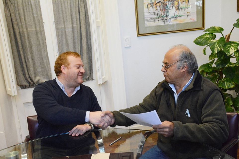 El municipio local y ARPA - San Antonio de Areco firmaron este viernes por la mañana la segunda renovación del convenio para el mantenimiento, conservación, reparación y mejora de la red vial rural del partido.