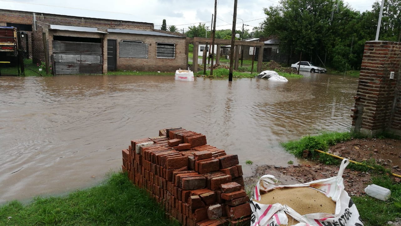 En la madrugada del miércoles 30 de enero se desató una tormenta en Pergamino que provocó la crecida del arroyo, dejó barrios bajo el agua y el anegamiento temporario de calles. La situación, según los organismos oficiales, está controlada.