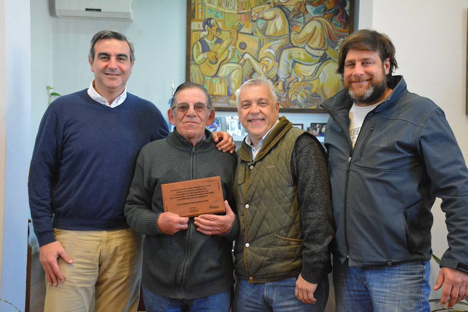 El intendente de San Antonio de Areco, Francisco Durañona, recibió este jueves por la mañana a Carlos Miroglio, a fin de rendirle homenaje por sus 40 años de servicio en el Municipio.