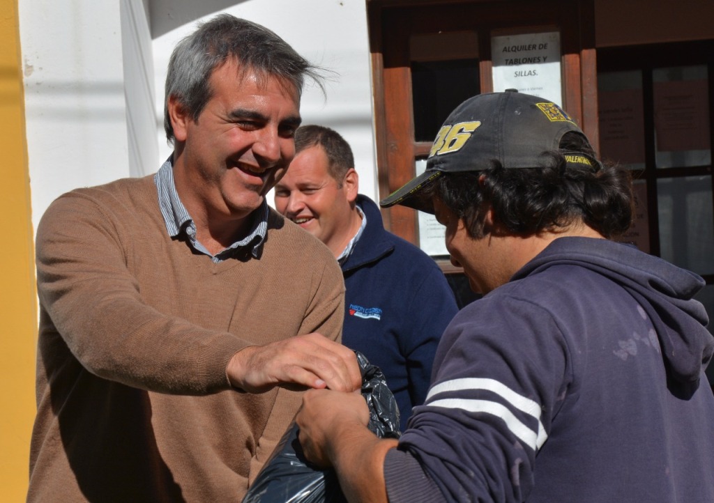 Este martes, el Municipio entregó indumentaria a los trabajadores de la delegación de Villa Lía y se inauguró el aire acondicionado en el SUM de la Escuela Primaria N° 13, donación de los padrinos de la institución y de la empresa Orbis Seguros.