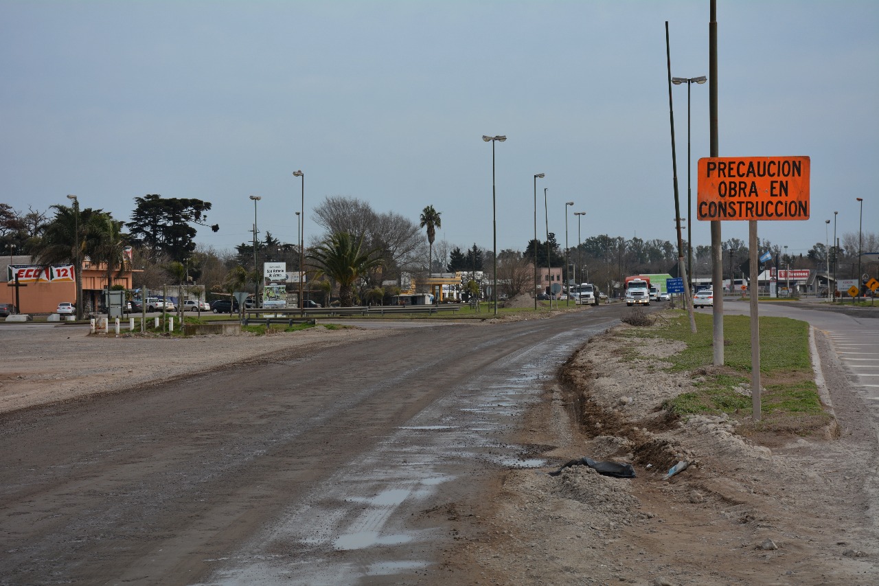 A varios meses del comienzo y suspensión de los trabajos de reparación de la calzada de la Ruta Nacional N° 8 en la intersección con el bulevar Alvear, el bloque de concejales Unidad Ciudadana de Areco reiteró en las últimas horas el pedido de informe al gobierno de Mauricio Macri para la reanudación de los trabajos.