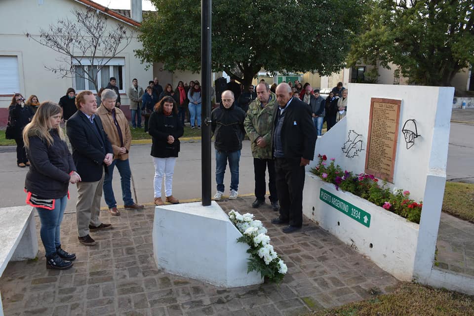 Comenzando la Semana de la Patria en Areco, este jueves por la mañana se realizó en Duggan un homenaje al héroe argentino José Luis Galarza, en el monumento a los Caídos en Malvinas, con presencia de sus familiares y excombatientes.