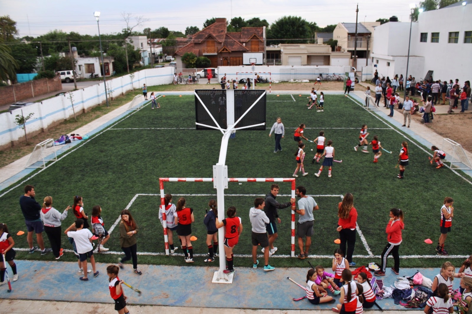 Con un nuevo encuentro recreativo de hockey en el que participaron chicas de 8va y 9na división de varios clubes de San Antonio de Areco, este miércoles 16 de noviembre quedó formalmente inaugurado el playón de césped sintético del Gimnasio Municipal “Santiago Luján Saigós”.