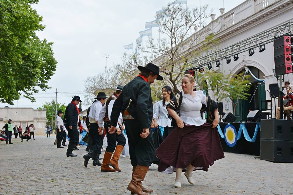 San Antonio de Areco festejó su 288° aniversario este lunes 22 de octubre por la mañana, con el gran desfile de instituciones, asociaciones y paisanos. La celebración continúa con actividades gratuitas y música en la Plaza Arellano durante la tarde.