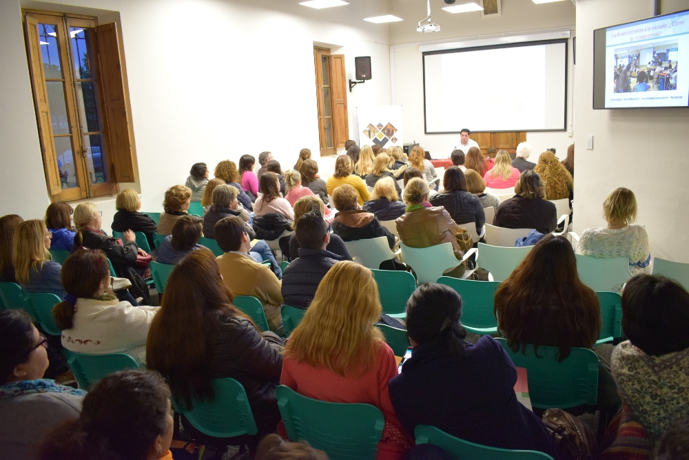 Con la conferencia “La Escuela en el Siglo XXI: la Gestión Educativa en un entramado de relaciones complejas”, a cargo del Lic. Gustavo Iaies, la UNSAdA presentó su nueva carrera Licenciatura en Gestión Educativa, un ciclo de complementación destinado a docentes y profesionales.