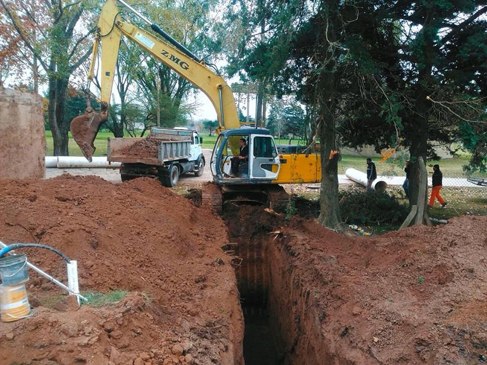 El municipio local y la empresa estatal SANEAR informan que debido a la obra de conexión del nuevo colector cloacal que permite extender el servicio al sur de la ciudad, durante las próximas 48 horas los camiones atmosféricos no podrán realizar vuelcos en la planta de tratamiento de efluentes.
