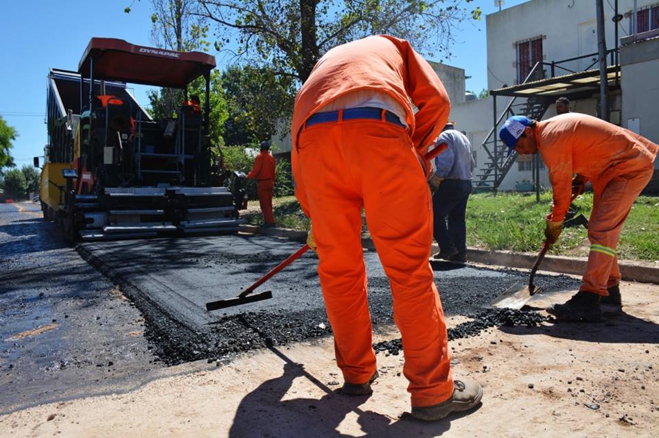 Este lunes, continuaron los trabajos del acceso Durán, con asfalto para las dos últimas cuadras que quedan para llegar a avenida Quetgles. “Las tasas que con tanto esfuerzo pagan los vecinos y vecinas de nuestra localidad vuelven en obras como esta, que estamos encarando con recursos propios y que se van multiplicando en todo Areco”, afirmó el intendente Francisco Durañona.