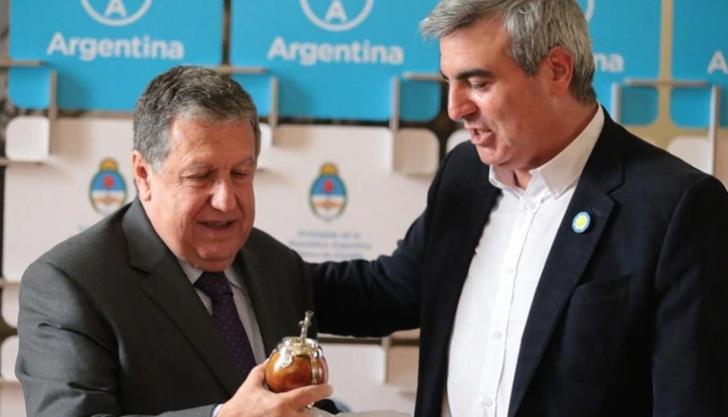 Ramón Puerta, embajador argentino en España, recibió en Madrid a Francisco Durañona, intendente de San Antonio de Areco, quien viajó a promocionar sus productos en el país ibérico. El jefe comunal, que se lanzó como precandidato del kirchnerismo por la Gobernación bonaerense, fue efusivo en los agradecimientos.