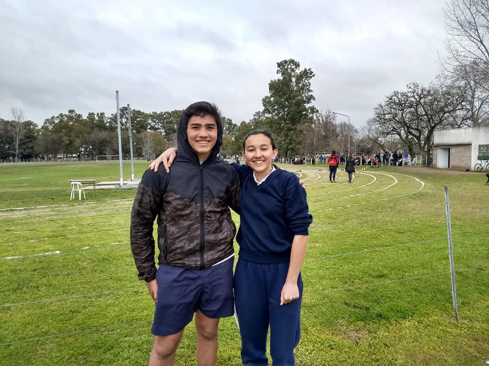 El atletismo tuvo su etapa regional en Giles y la delegación arequera tuvo actuaciones destacadas. Más allá de las clasificaciones de Josefina Medel y Bautista Insua Alonso para la final provincial, el resto de los chicos participó en varias disciplinas y obtuvieron grandes resultados. Estos son:
