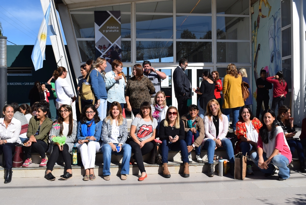 Más de cien docentes iniciaron la Licenciatura en Gestión Educativa, un ciclo de complementación curricular que se dictará los sábados y que contará, como profesores, a importantes referentes de la Educación. La apertura estuvo a cargo del rector de la UNSAdA, Jerónimo Ainchil, quien dio la bienvenida a los alumnos y a los profesores de la carrera, entre ellos, Gustavo Iaies, y Guillermo Tamarit, rector de la UNNOBA y responsable de la primer materia de este ciclo: “Políticas Públicas y Educación”.