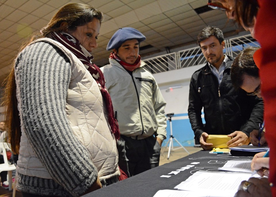 Familias de Villa Lía cumplirán el sueño de la casa propia. La Agencia Municipal de Hábitat entregó los números que usarán para el sorteo de los 24 lotes ubicados en distintos puntos de la localidad, que se realizará por Lotería Nacional para garantizar su transparencia.