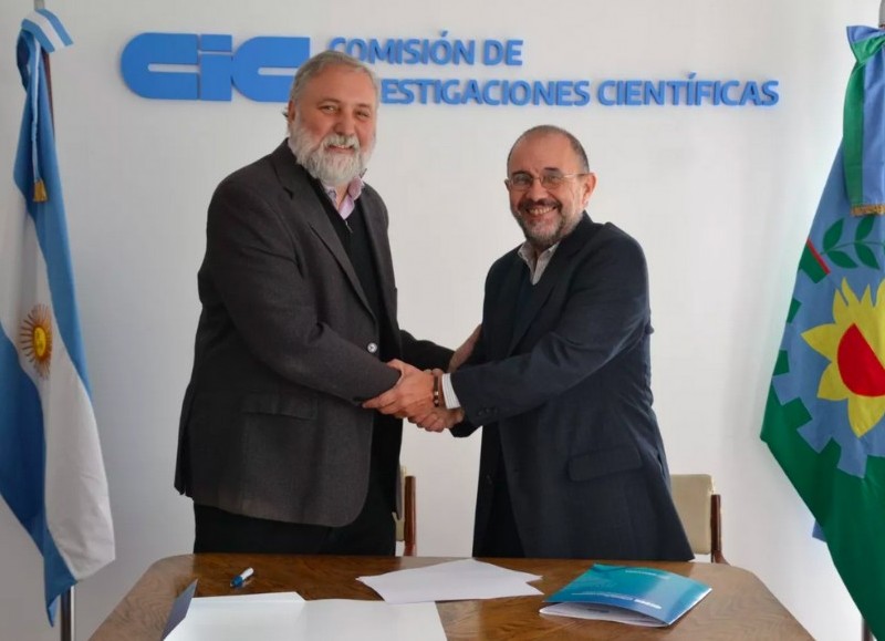 El rector de la casa de estudios, Jerónimo Ainchil, y el presidente de la Comisión de Investigaciones Cientificas de la Provincia, Alejandro Villar, firmaron el acuerdo.