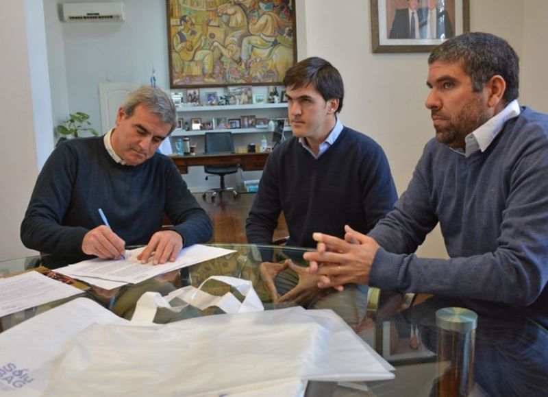 El intendente Francisco Durañona firmó la venta de un lote para este emprendimiento internacional que produce bolsas biodegradables.