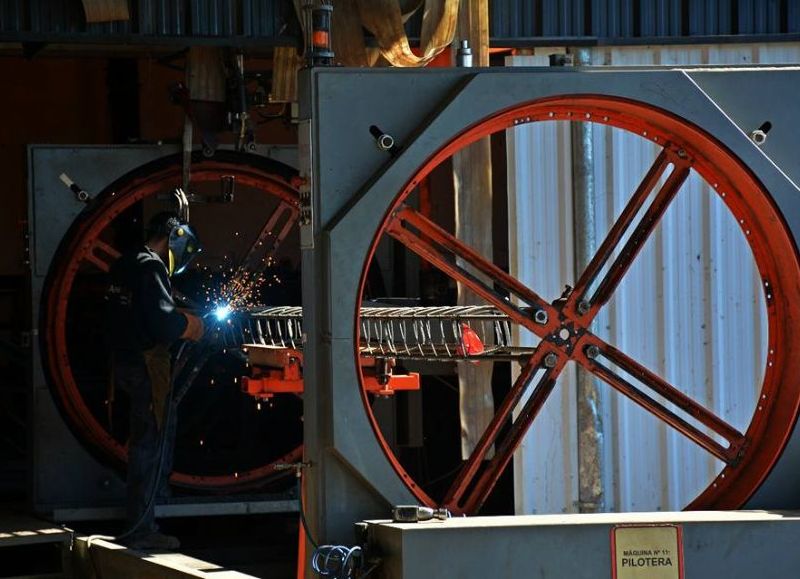 La empresa se dedica a la producción en acero cortado y doblado a medida.