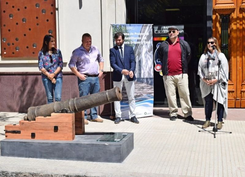 Este miércoles fue emplazado frente al Banco Credicoop, en el sitio donde fue encontrado a principios del siglo XX.