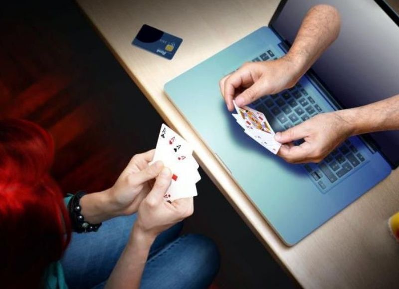 La posibilidad de jugar a través de internet y desde la comodidad de la casa, es una oferta muy tentadora para las personas.
