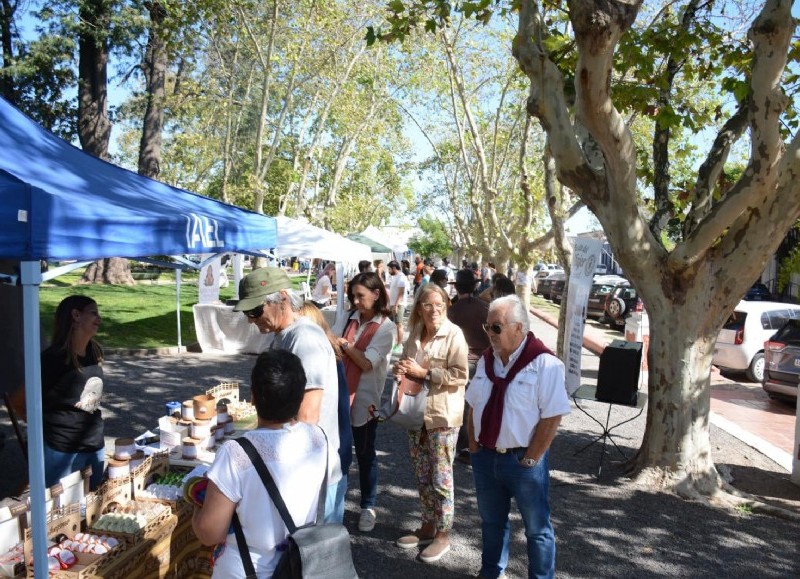 El intendente de la ciudad de San Antonio de Areco, Francisco Ratto, recorrió la primer feria del alfajor.