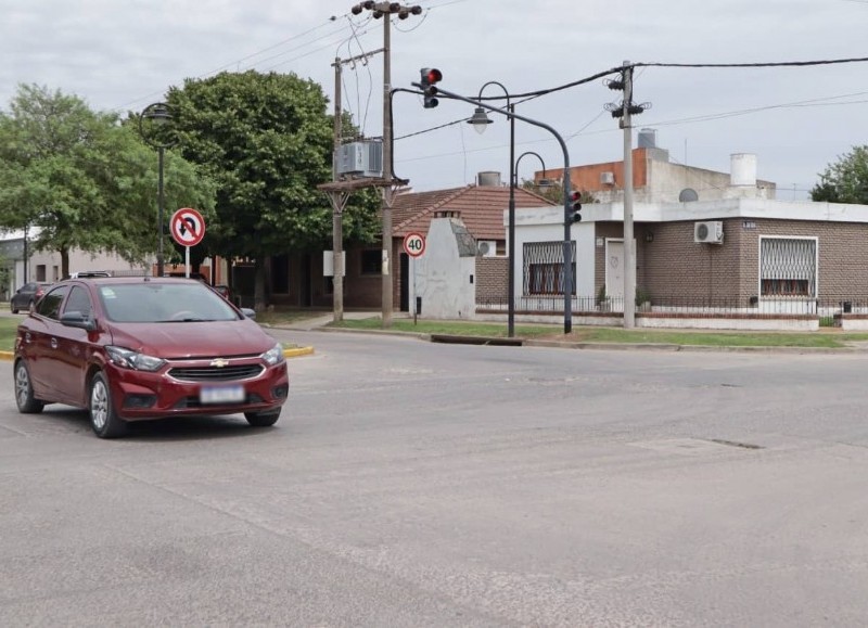 La Municipalidad de San Antonio de Areco informó que ya se encuentran en funcionamiento los semáforos de las Avenidas Quetgles y Durán.