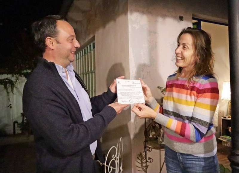 Con el objetivo de seguir legalizando y que tengan los papeles en regla los comercios de la ciudad, la Municipalidad de San Antonio de Areco sigue entregando las nuevas habilitaciones a los comerciantes.