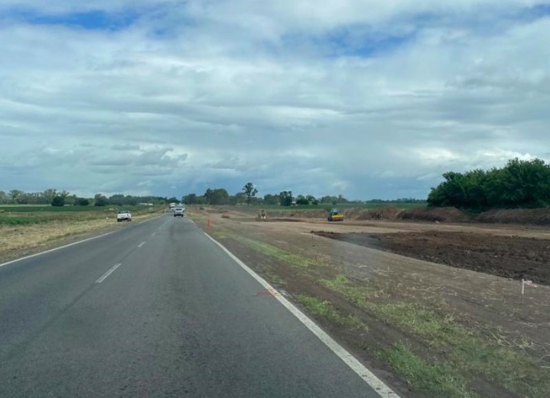 La construcción de la segunda calzada, repavimentación y ensanche  existente en la ruta provincial se extiende entre los tramos de las variantes de las autopistas nacionales número 7 y 8.