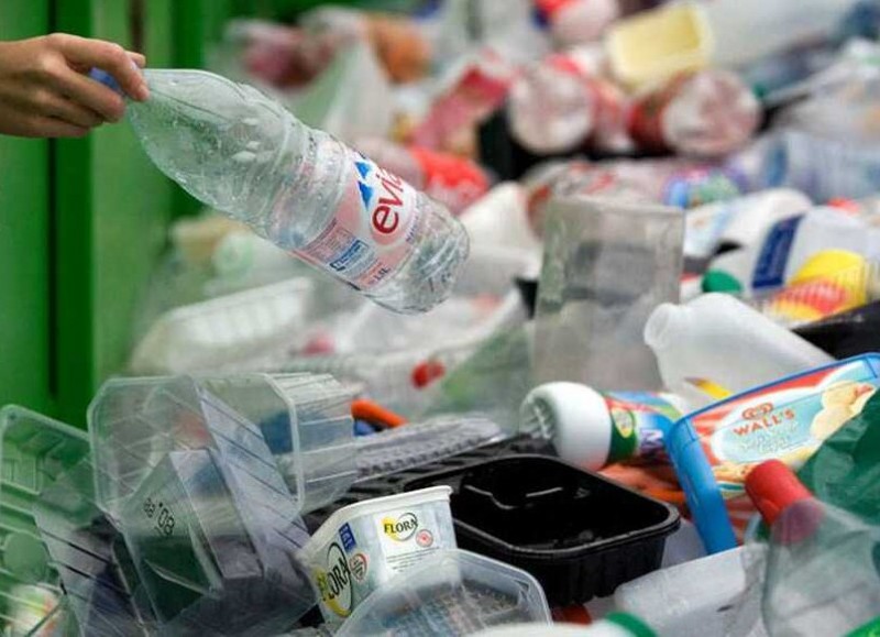 Los envases a reciclar deben ser lavados e inutilizados.