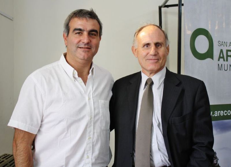 El intendente Francisco Durañona junto al administrador del ENOHSA, Luis Jahn.
