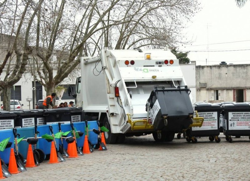 Informamos "a la comunidad que se está realizando la recolección de residuos secos reciclables con los camiones compactadores".