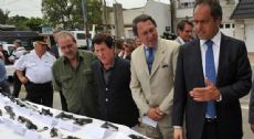 El gobernador Scioli con el ministro Casal en un operativo de incautaci�n de armas y drogas,  en Lan�s