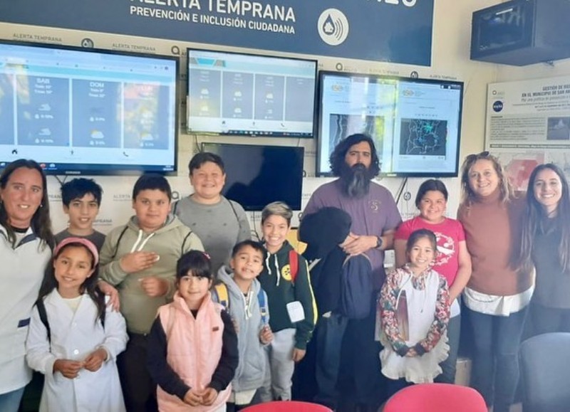 Durante la visita aprendieron sobre el instrumental meteorológico y buscaron la ubicación de cada escuela en imágenes satelitales.