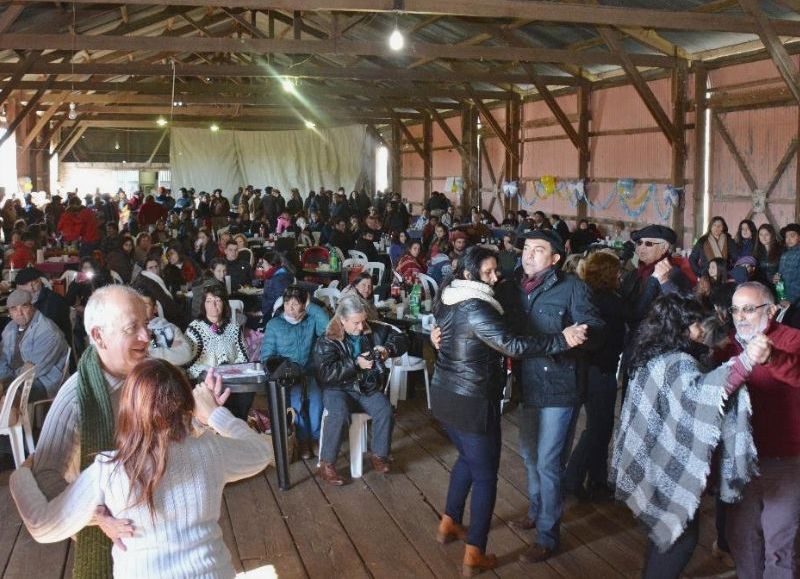 Vecinos y turistas disfrutaron bailando folclore dentro del gran galpón.