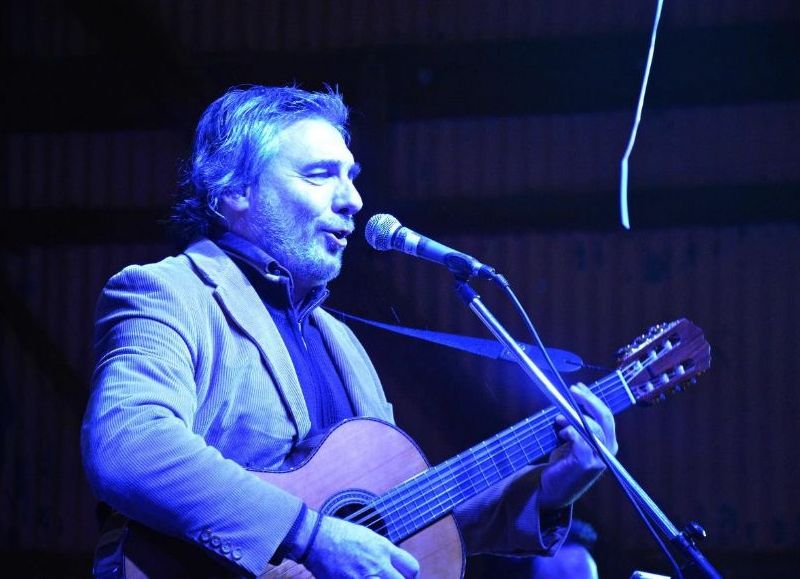 El músico Facundo Saravia brindó un grato momento a los presentes.