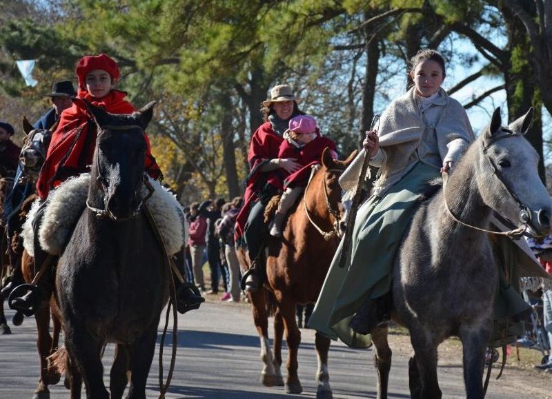 Las pruebas criollas en el campo de destrezas reunieron a una multitud de vecinos.