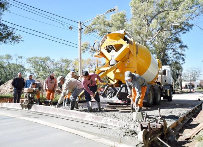 "Comenzó el volcado de hormigón en una de las obras más esperadas por los vecinos", expresaron.