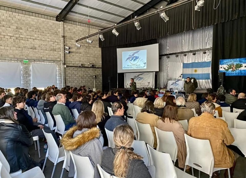 Se llevó a cabo en el colegio San Antonio una charla a cargo de Esteban Tríes y José Cruz, ex combatientes en la Guerra de Malvinas.