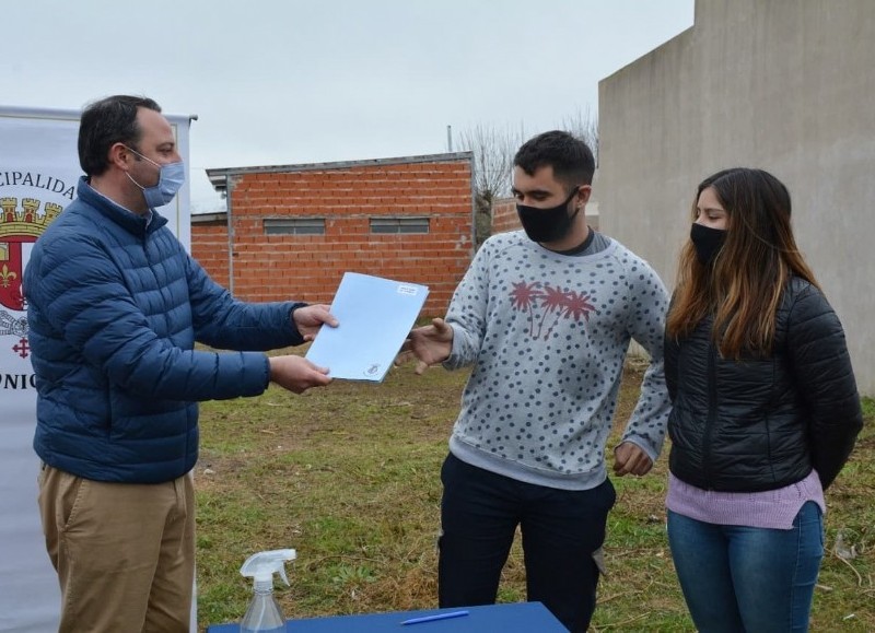 La Municipalidad de San Antonio de Areco firmó los boletos de compra venta para entregarle a los vecinos.