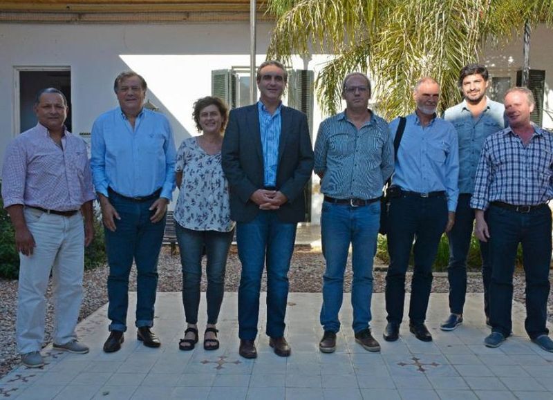 El equipo del hospital junto al intendente.