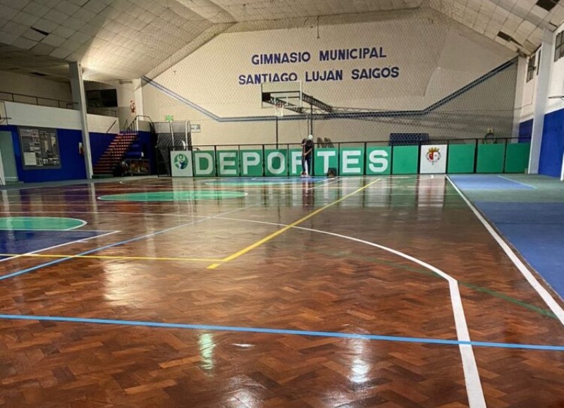 Se pintó la cancha de basquet con laca y se trabaja en reemplazar las luces halógenes por lámparas LED.