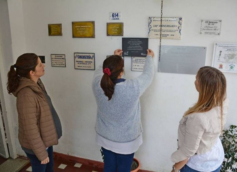 El Gobierno local entregó una placa conmemorativa.