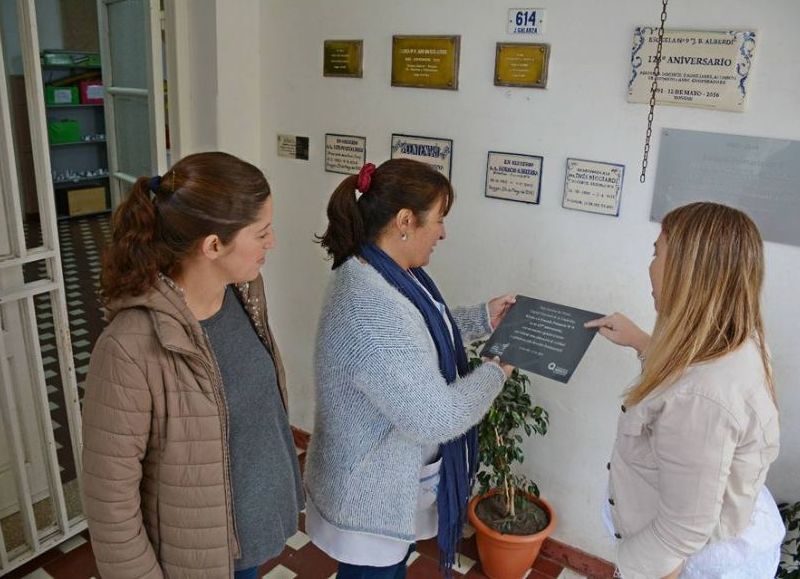 El Gobierno local entregó una placa conmemorativa.