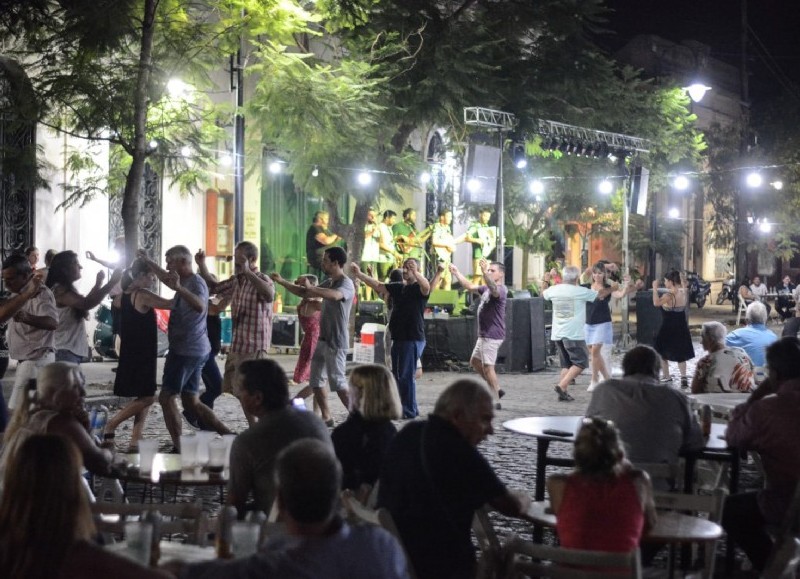 Vecinos y turistas disfrutaron de la comida y los artistas que ofrecieron su talento durante la velada.