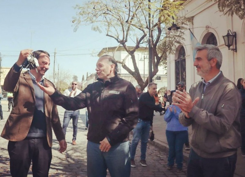 Francisco Ratto recibió al ministro de Seguridad bonaerense Sergio Berni en un acto formal donde se hizo entrega de 6 patrulleros para la flota de la Policía de San Antonio de Areco. 