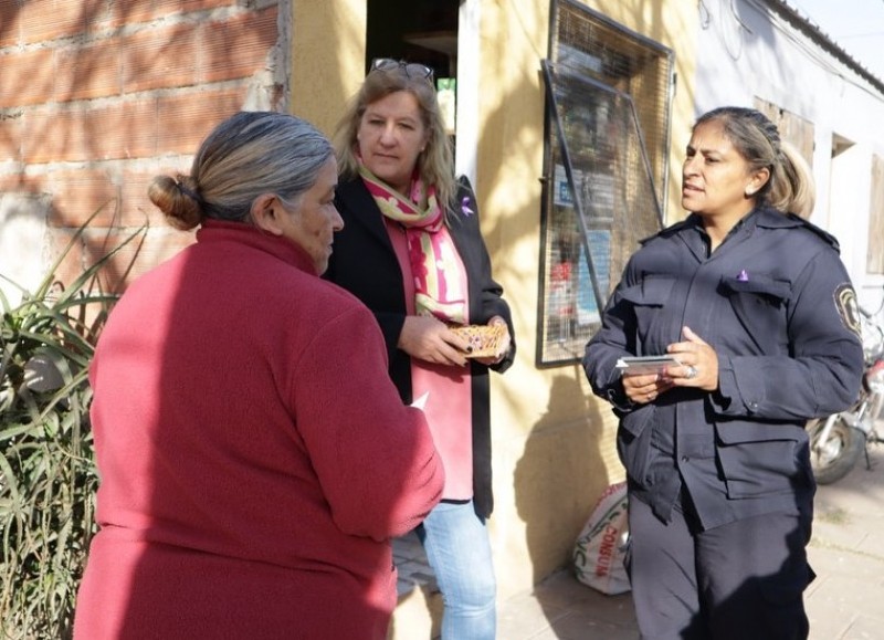 "Realizamos una campaña de concientización junto al equipo de policías de la comisaría de la mujer y el equipo interdisciplinario en las calles de nuestro pueblo", aseguraron desde la comuna.