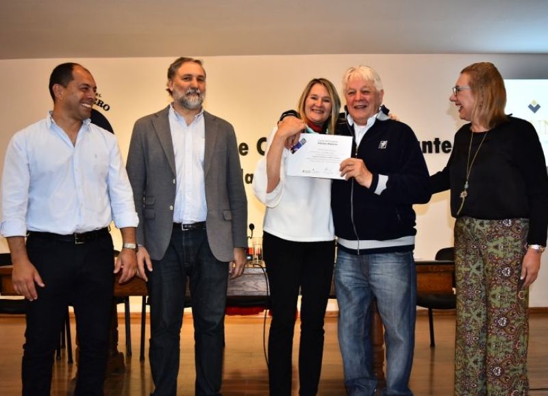 Más de 70 estudiantes recibieron sus certificados de la mano del rector de la UNSAdA, Jerónimo Ainchil, y de la intendente Fernanda Antonijevic.