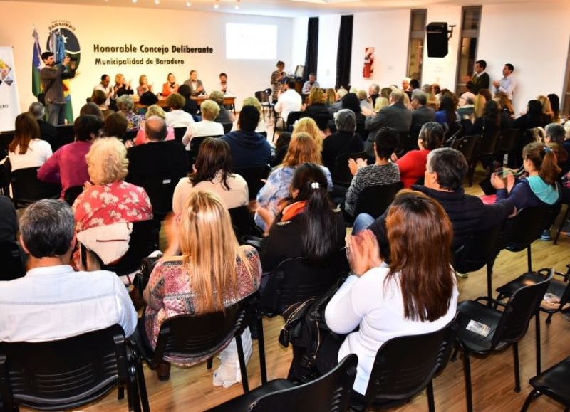 Más de 70 estudiantes recibieron sus certificados de la mano del rector de la UNSAdA, Jerónimo Ainchil, y de la intendente Fernanda Antonijevic.