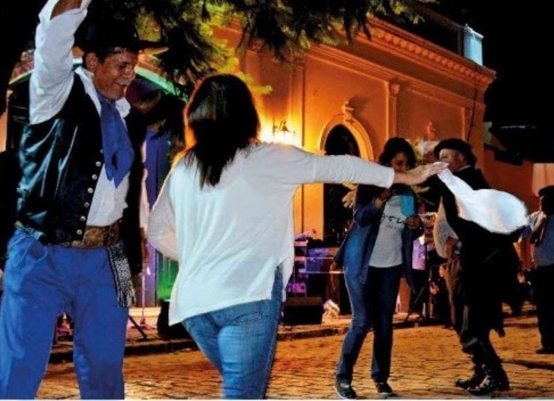 La jornada del sábado finalizará con una peña en el empedrado frente al Palacio Municipal.